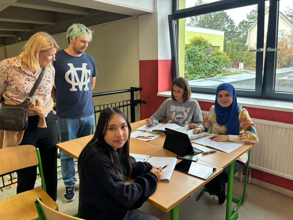 Lotte und Miko schauen zu wie Rawan, Tayebe und Jessica arbeiten