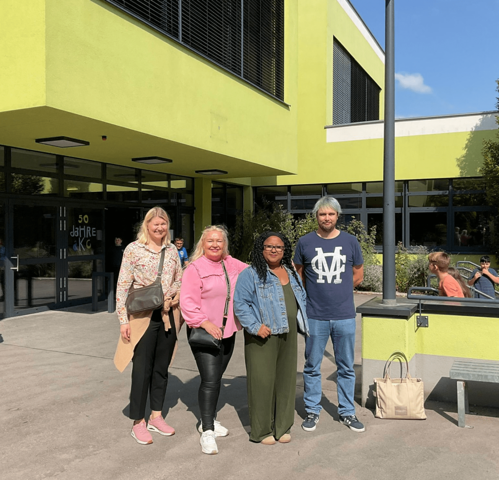 Gruppenbild vor der Schule